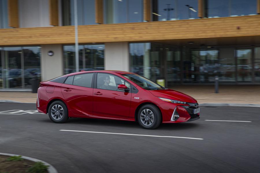  Toyota Prius Plug-in Hybrid Business Edition+ 2019 года  (UK) (фото 10 из 30)